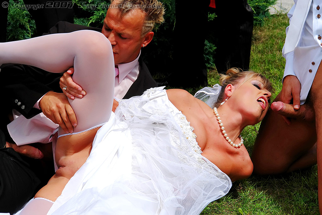 Девушка трахается на свадьбе - 10 порно фото