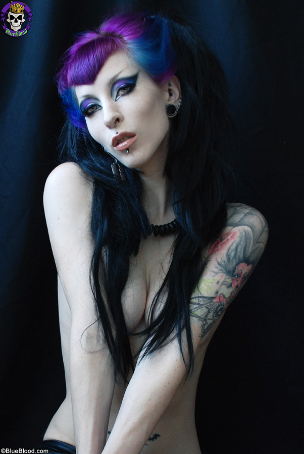 Bluehaired Gothic Model Razor Candi Dressed In Bac